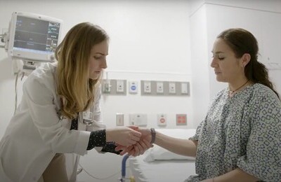 Кодирование Аквилонг в Ярцево Врач держит пациентку за руку