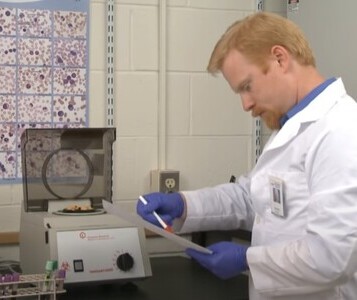 Клиника лечения наркозависимости в Ярцево Врач в кабинете клиники