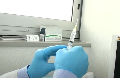 Проведение кодирования Вивитролом в Ярцево Шприц с Вивитролом в руках у врача